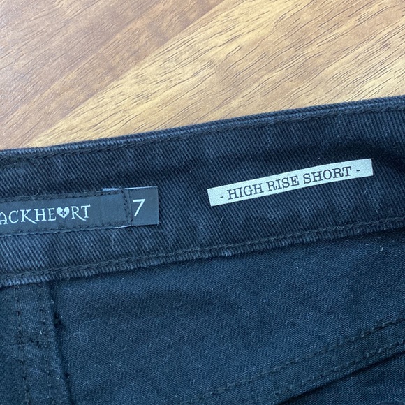 Black heart Checkered high rise shorts w detachable chain - Picture 3 of 5